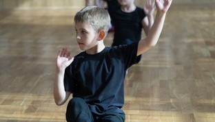 爱游戏平台-世界青少年篮球比赛广东队少年成焦点，广东省青少年篮球