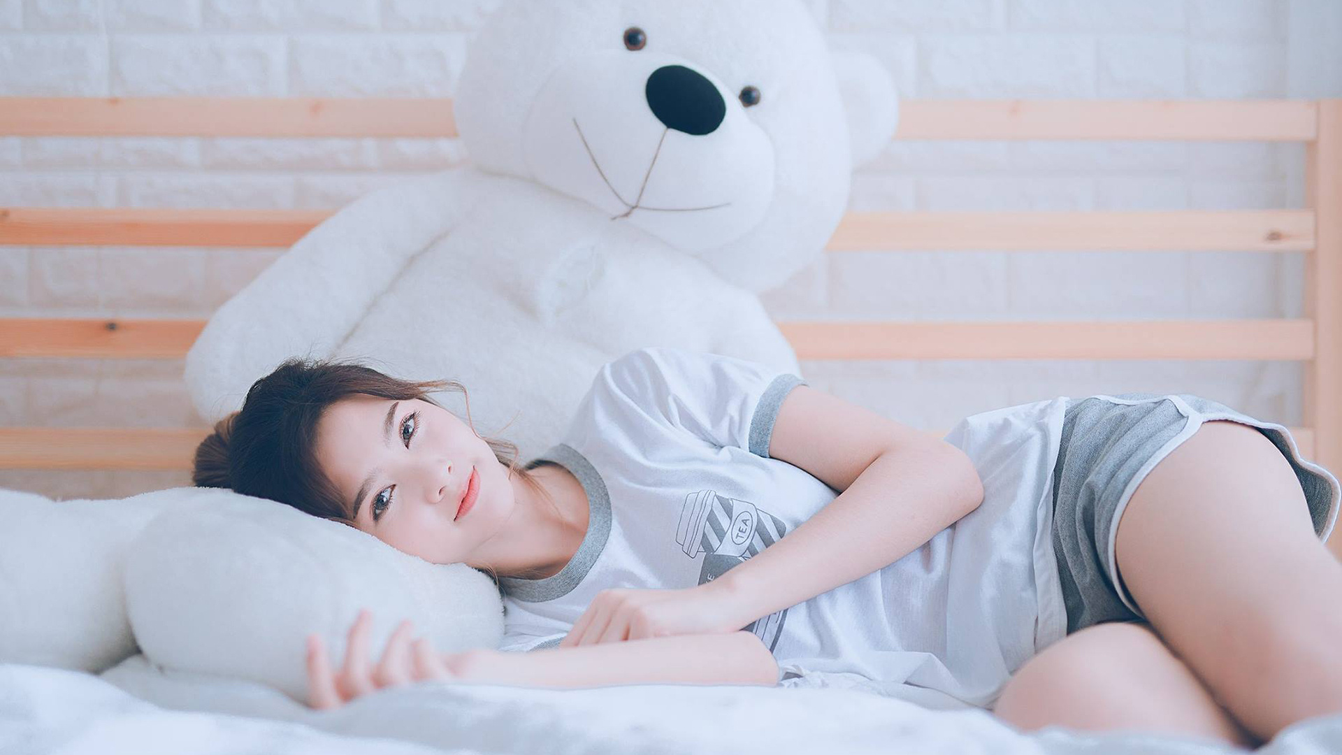 爱游戏官方网站-英超火爆对抗：球员拼搏到最后一秒钟，英超火爆对抗_球员拼搏到最后一秒钟的视频